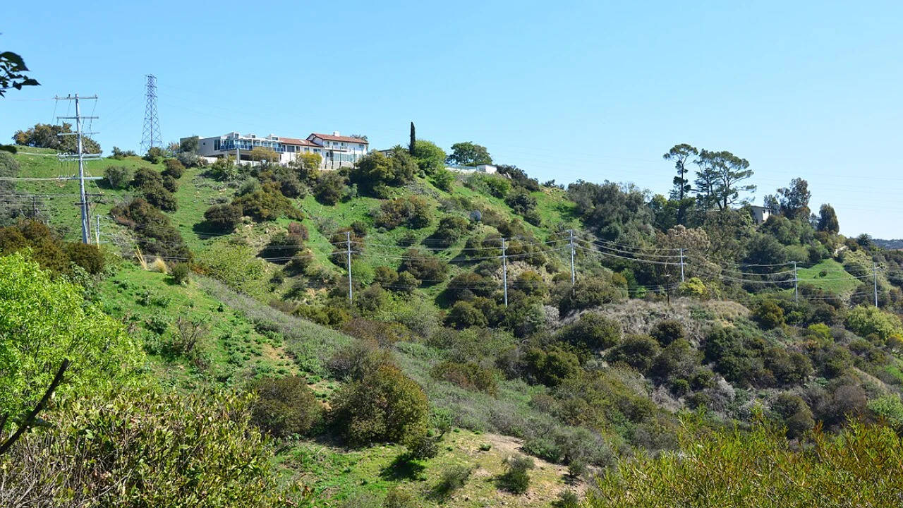 从卡马广场 (Carmar Place) 和卡马大道 (Carmar Drive) 拐角处欣赏劳雷尔峡谷 (Laurel Canyon) 的景色