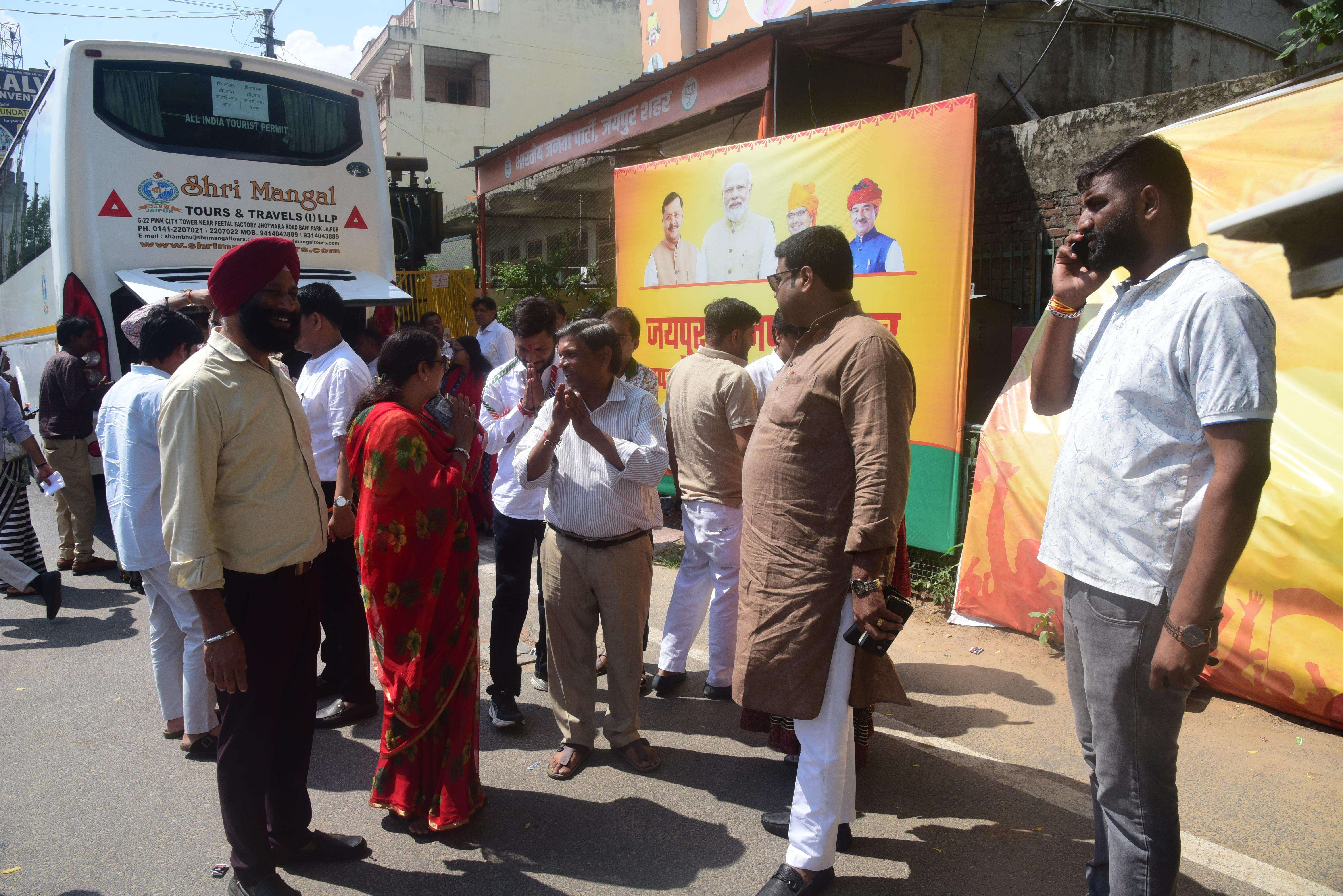 BJP councillor candidates were taken to a resort from Malviya Nagar (BJP city office) (6).JPG