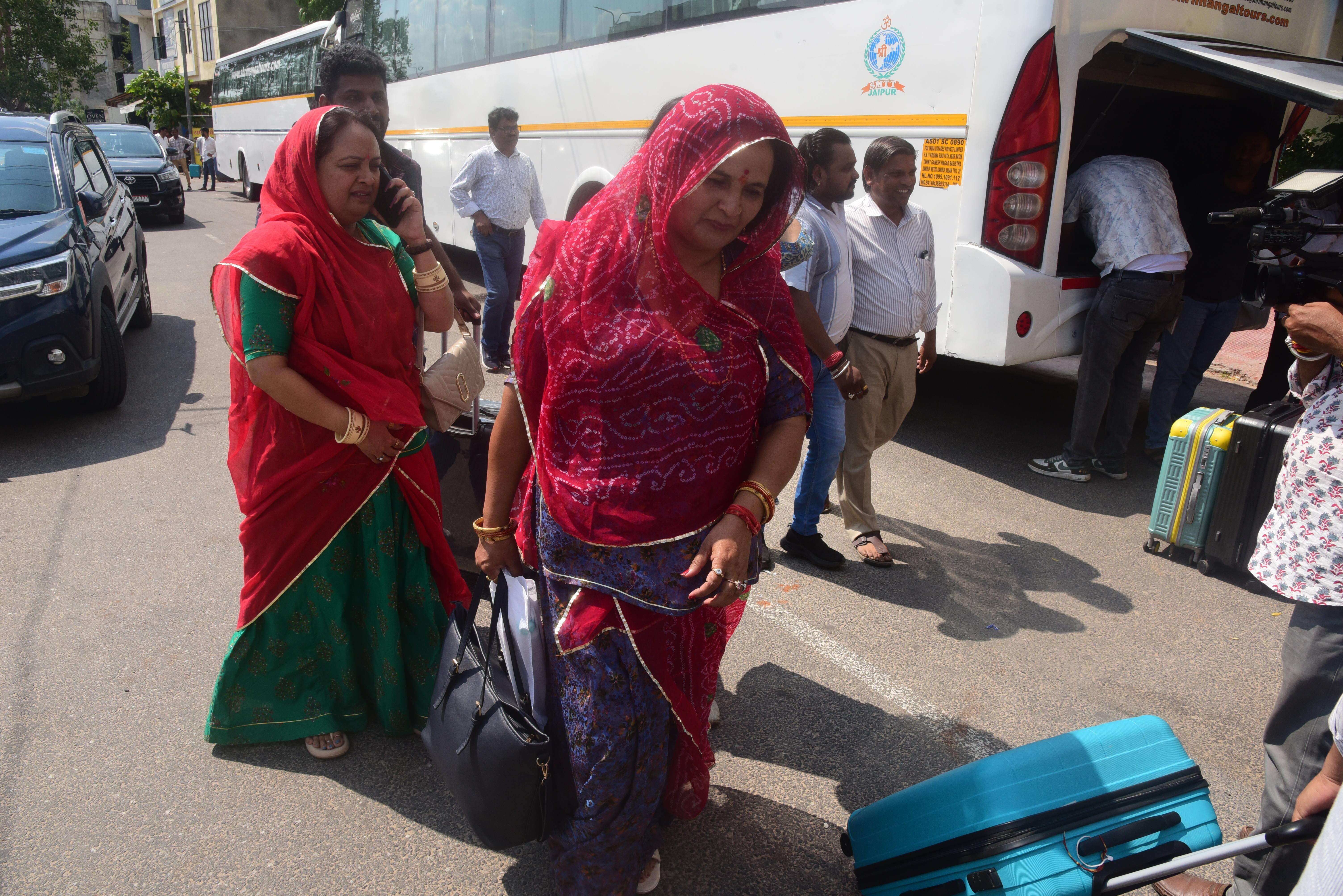 BJP councillor candidates were taken to a resort from Malviya Nagar (BJP city office) (9).JPG