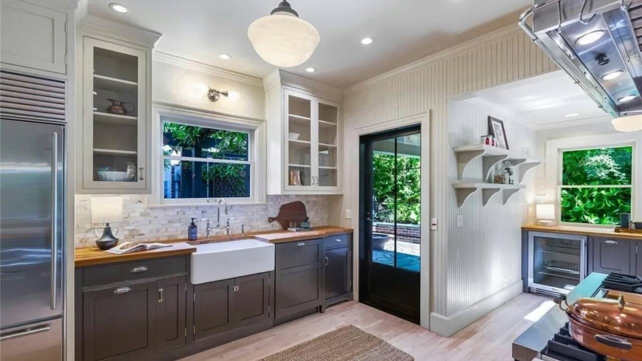 ​<strong>Author Garth Stein lists his 1924 Seattle home</strong>​