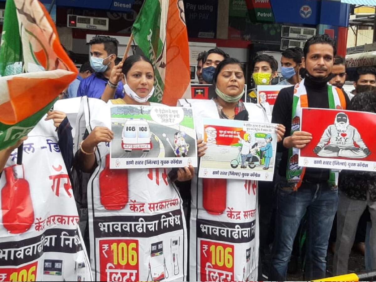 Youth Congress workers protesting against the rising prices of LPG gas, fuel. Photo: Anil Shinde/BCCL