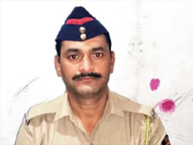 Mumbai local: Watch: GRP constable’s quick thinking saves senior ...