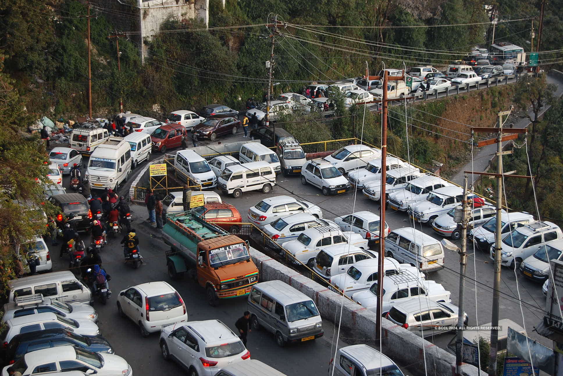traffic jam hill stations - पहाड़ों पर ट्रैफिक जाम -