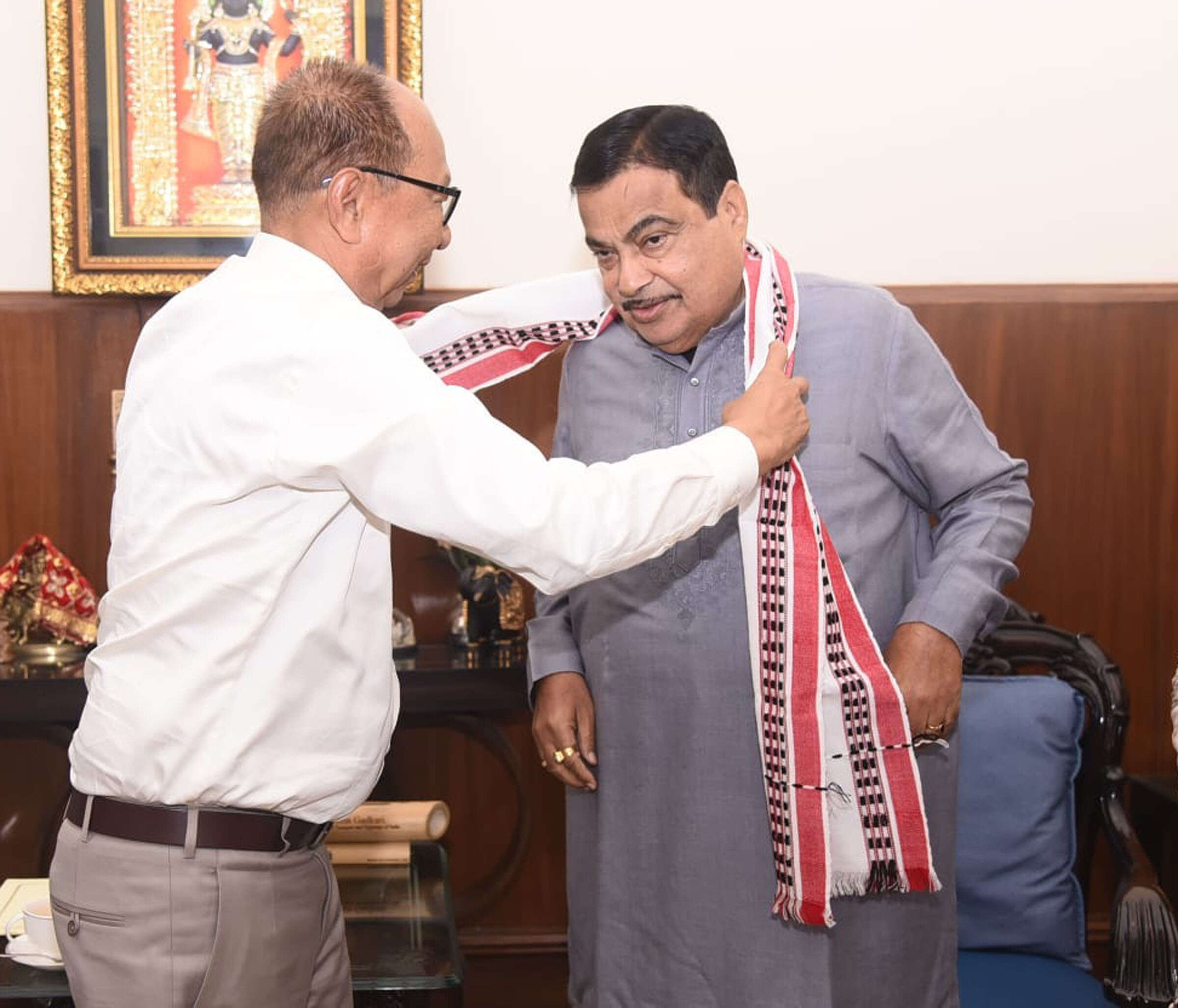 06926b5a-35b7-418a-b247-fa2e48857f9f_Manipur_CM_meets_NITIN_GADKARI_3.jpeg