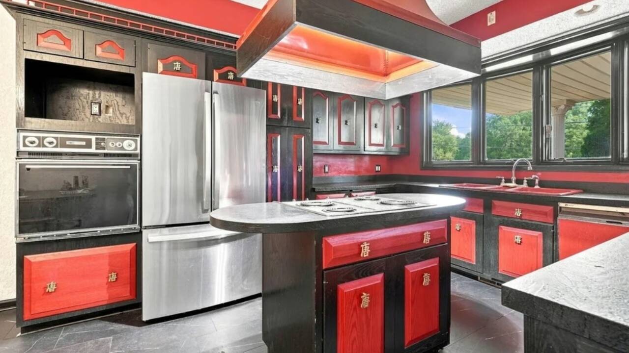This 1975 Illinois home, frozen in time, drew buyers within days