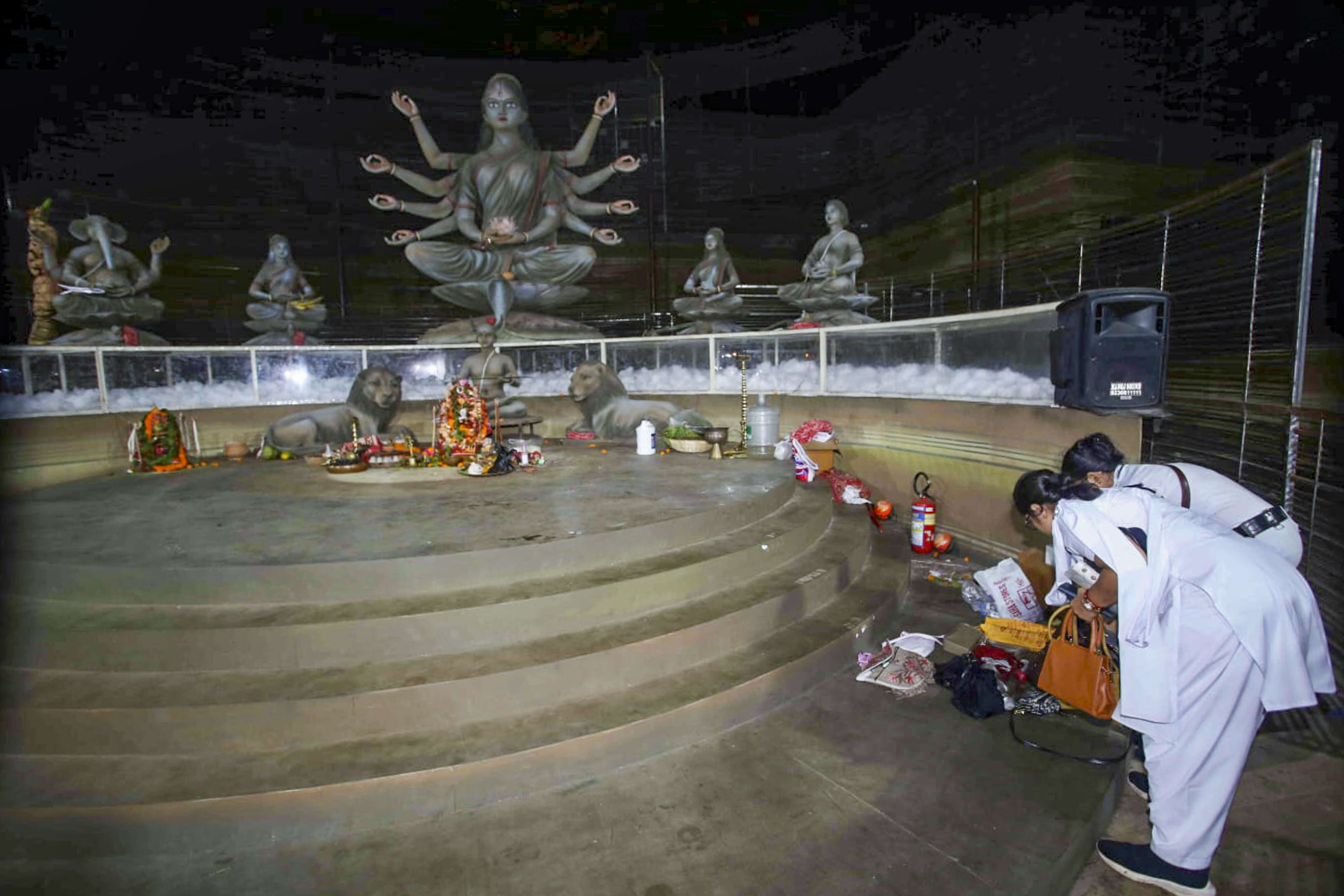 Stampede-like situation at Durga Puja pandal in Kolkata (2)