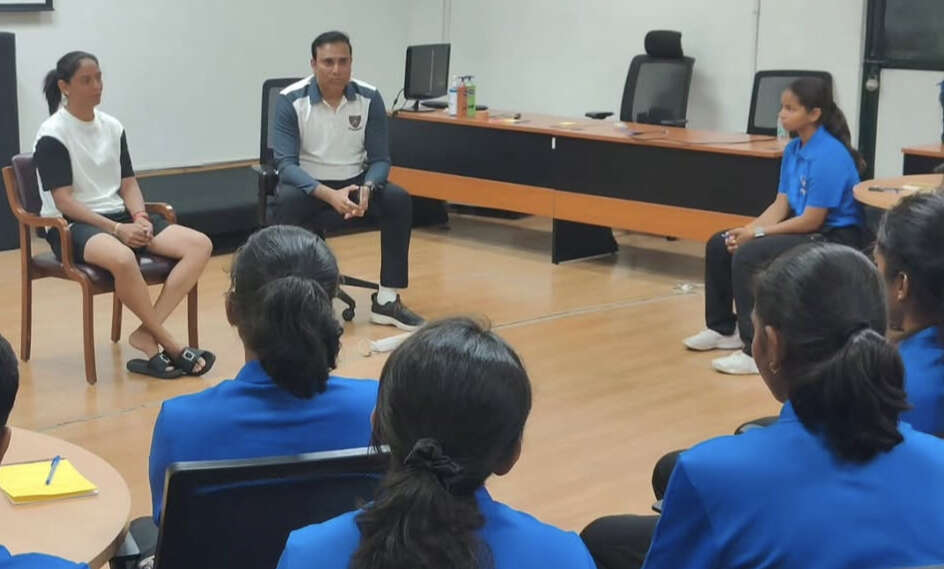 VVS Laxman with women's cricketers<br>