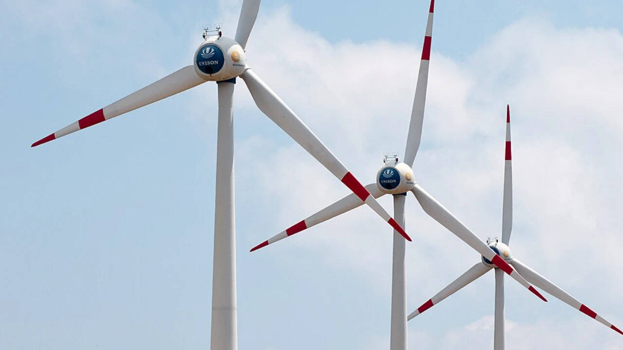 In an innovative study in South Africa, researchers applied red stripes to the blades of wind turbines, resulting in an impressive 83% decrease in bird fatalities over 32 months.