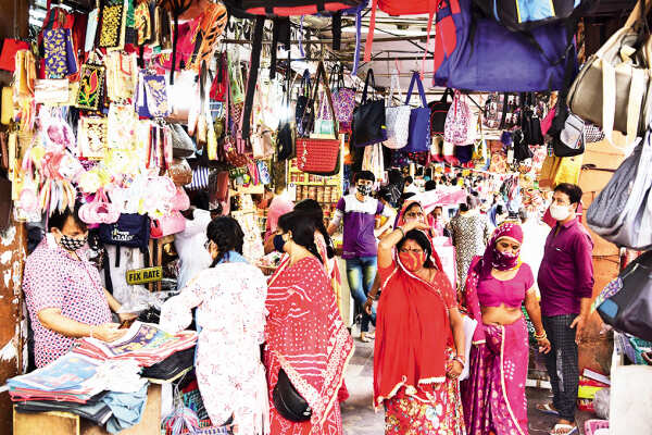 The markets in Walled City saw moderate rush of shoppers