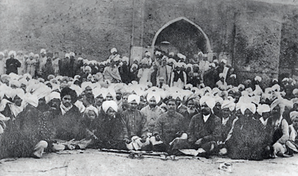 A large number of people gathered outside this haveli in Kadipur village on Jan, 1915<br>(Source: Harpal Singh Rana family’s album)<br>