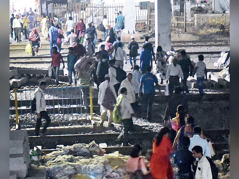 Deaths On Railway Tracks: CR To Wall In Or Fence 120 Suburban Spots To ...