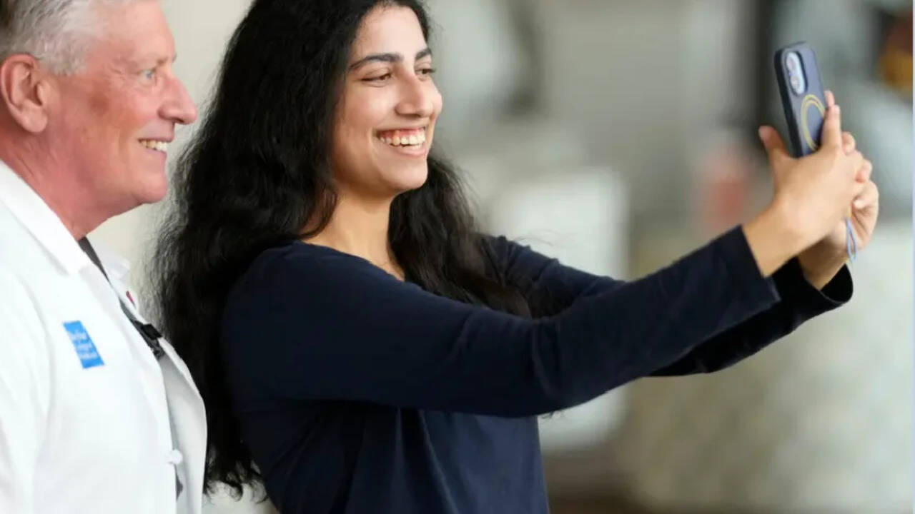 Kareena takes selfie with the doctor who saved her life 25 years ago
