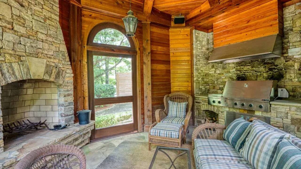 Josh Brolin’s Georgia mansion sells for $4M<br>