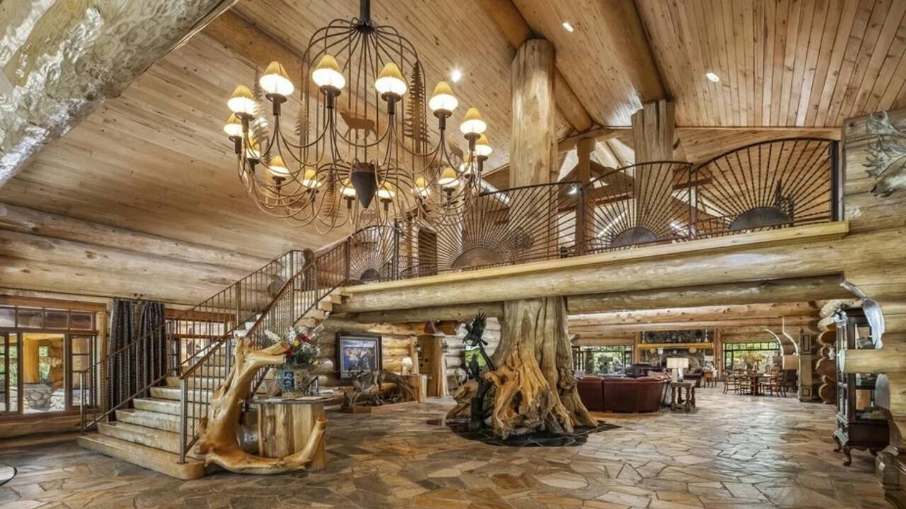 12 bedrooms and eight bathrooms lodge
