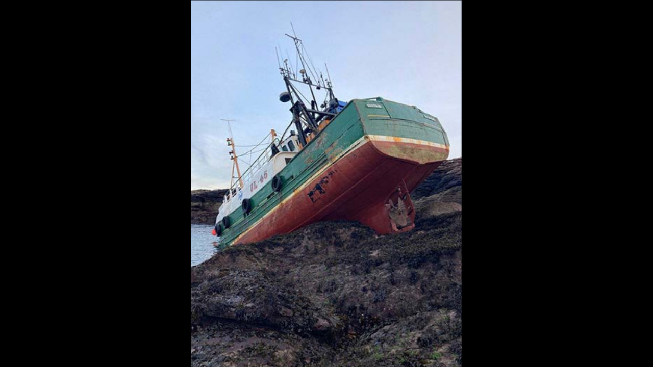 Why did the prawn trawler Sustain run aground near Loch Broom