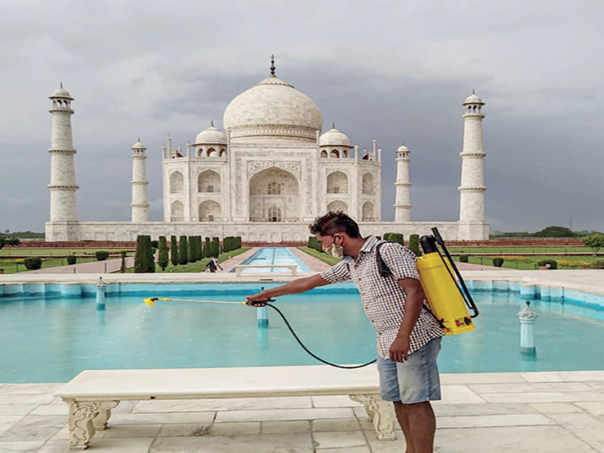 Karisma Kapoor poses at Taj Mahal; fan says , 