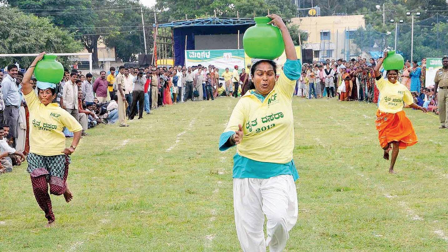 Pot carrying competition without water