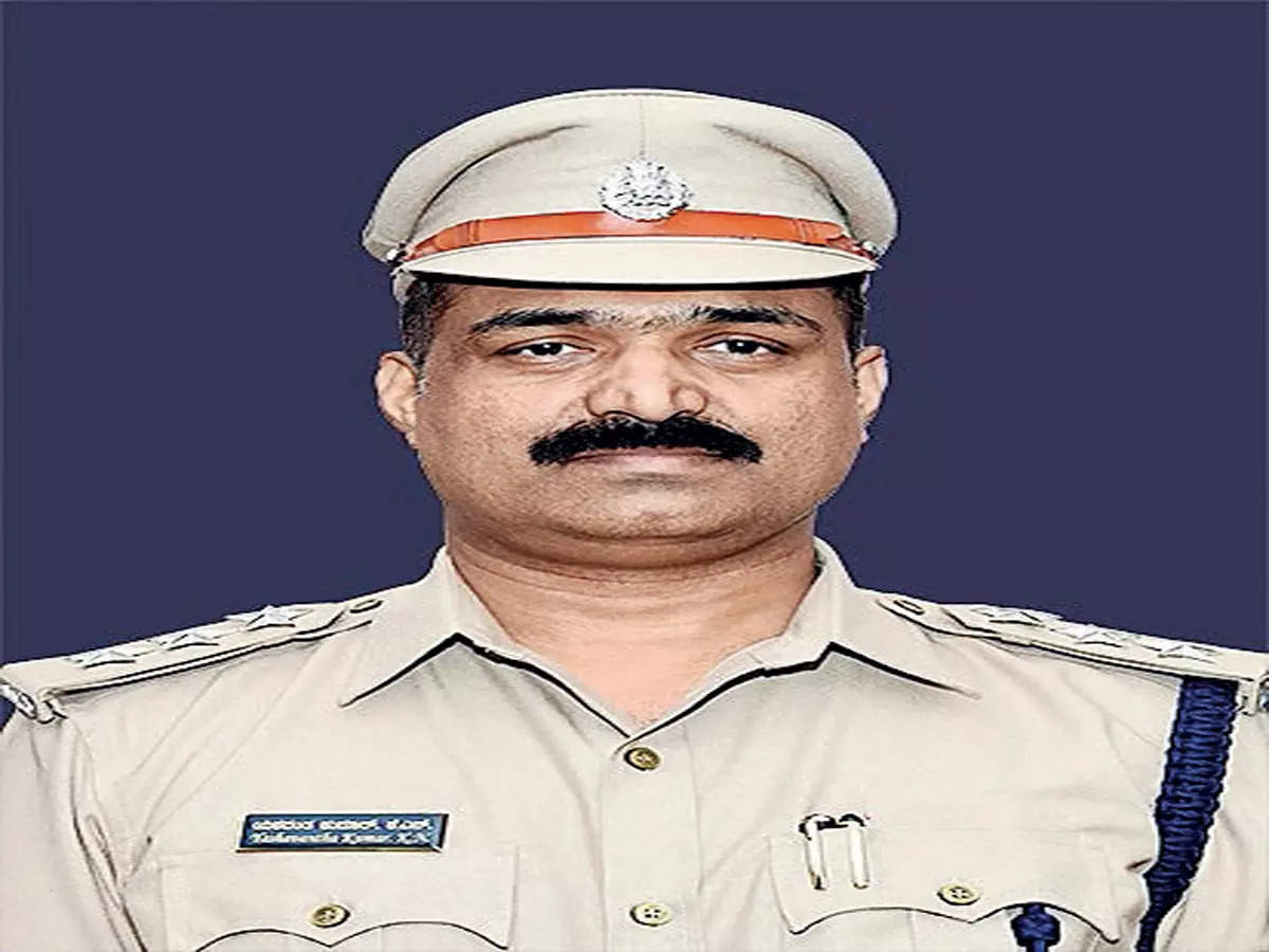 yeshvanthakumar-presenting-the-cyber-policeman-of-the-year