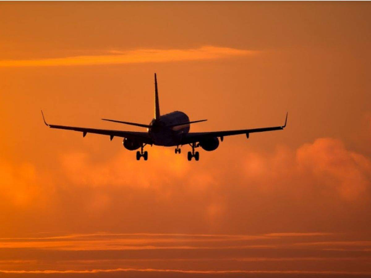 Самолет на закате. Посадка самолета на закате. Обои самолет. Land plane.