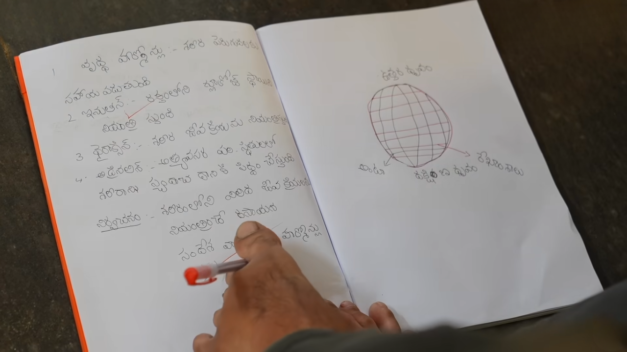 ​<strong>Naidu sat on the floor to write while other children wrote at their school desks.</strong>(Photo: BBC News Hindi)​