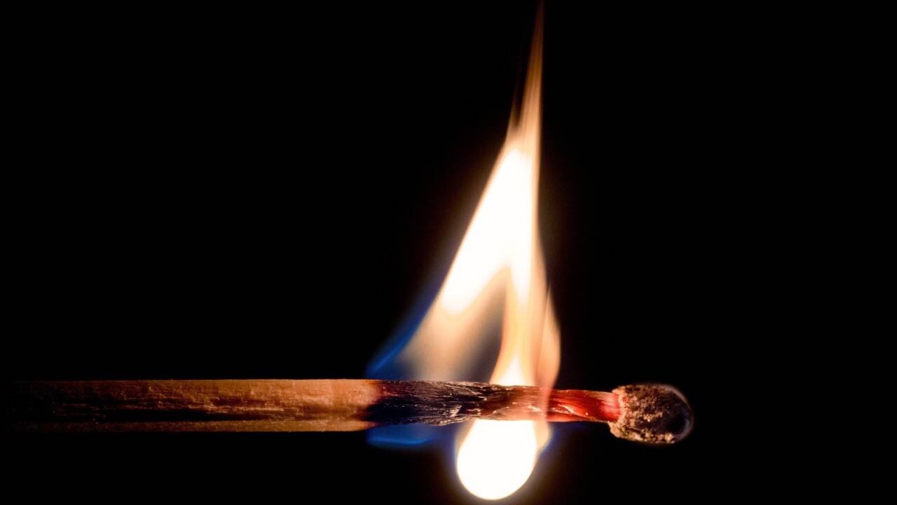 ​<strong>Should you let a diya burn out naturally or extinguish it after puja? What’s allowed by the Hindu shastras and what’s forbidden? </strong>​<br>
