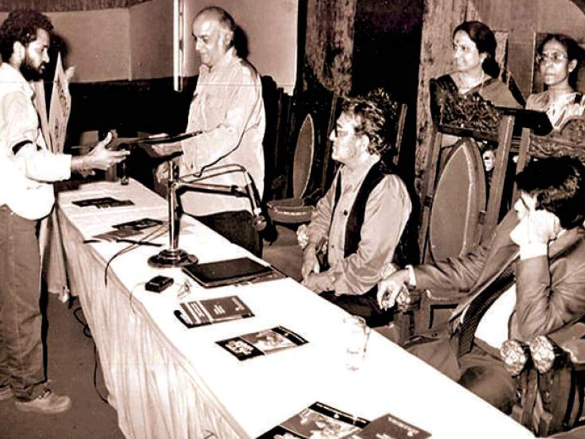 Sound designer Resul Pookutty received his certificate from noted director Mahesh Bhatt. Also, seen are then FTII director Dr Mohan Agashe and Dilip Kumar (right)