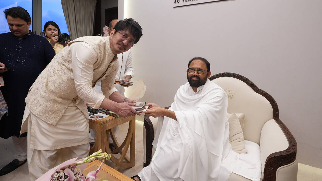 Ranbir Kapoor, Hema Malini, Sonam Kapoor join thousands to celebrate spiritual guru Rakeshji's 60th birthday