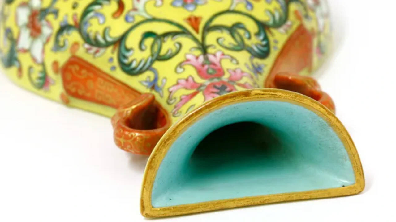 The vase carries an imperial poem and two seal marks reading "Qianlong chen han".