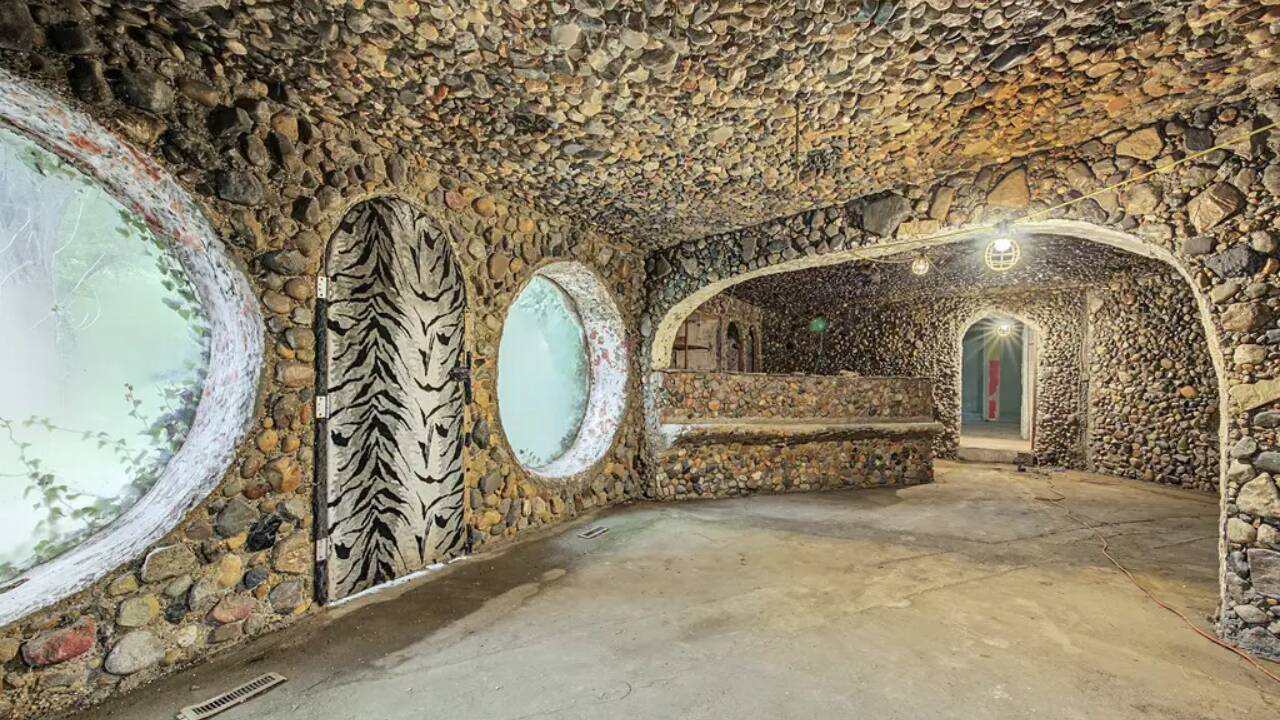 ​<strong>Built with rocks hauled from Colorado, this 2,300-sq-ft ‘caveman’ home is $59,000</strong>​