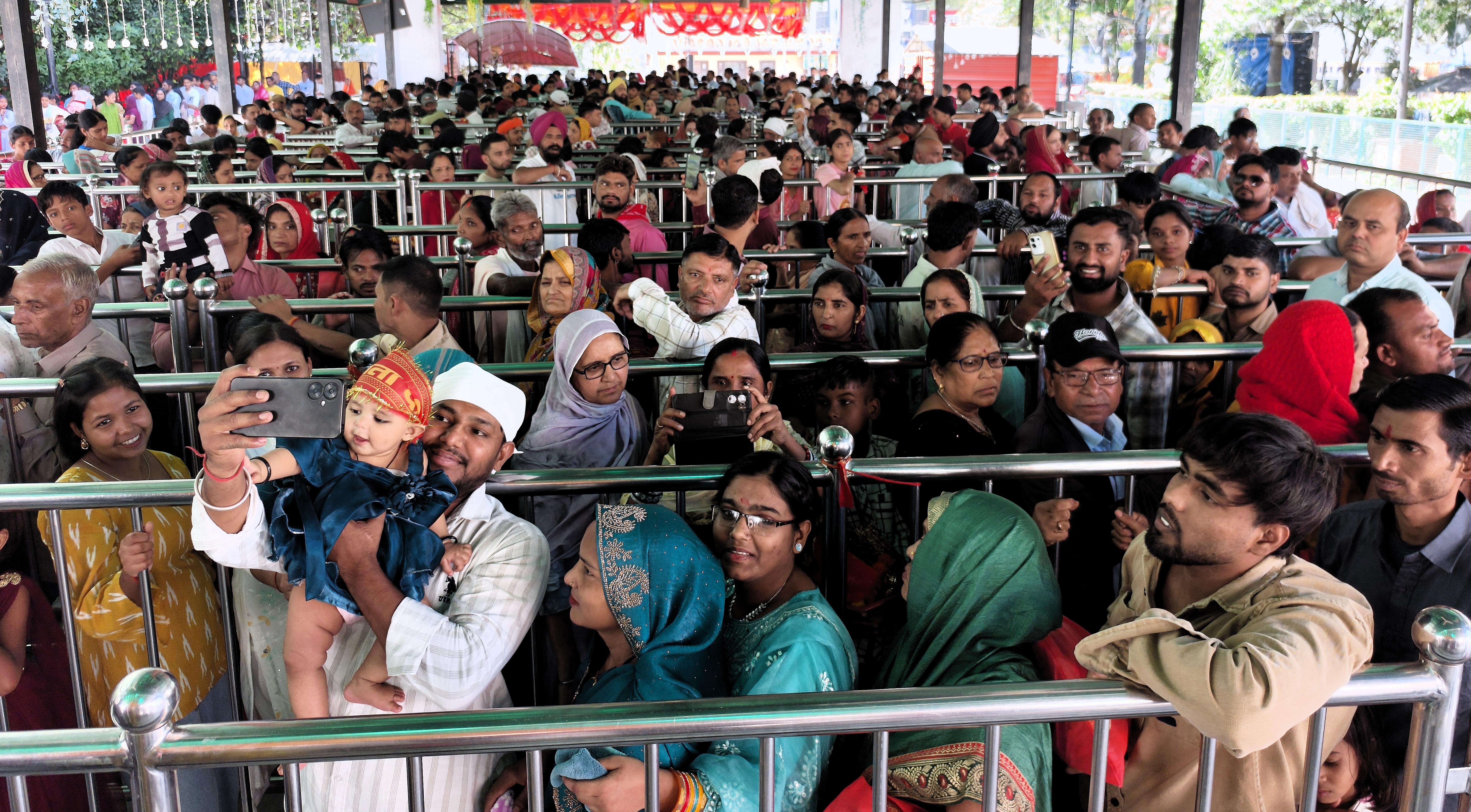 19 Oct  Devotees Throng Mata mansa Devi Temple As Maha Asthmi and Maha navami Coincide (2).jpg