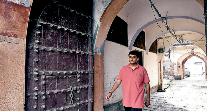 Entrance of the haveli in Kadipur<br>