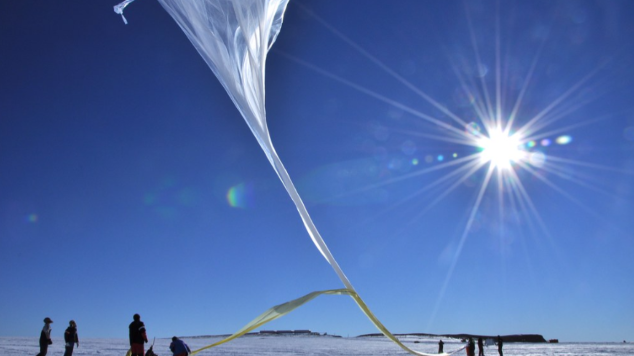 How 20 giant balloons were used in 2013 to track X-rays over Antarctica<br>