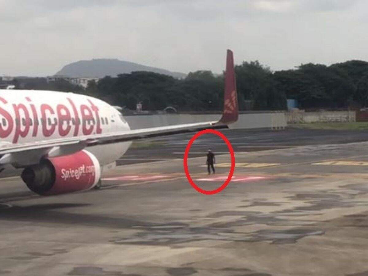 самолет остановился. ограничен в полете на самолете. самолет остановился. самолет остановился. парень остановил самолёт.