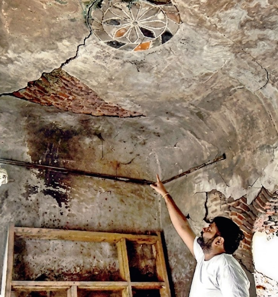 This dilapidated haveli in Nilothi is believed to be around 300 years old<br>