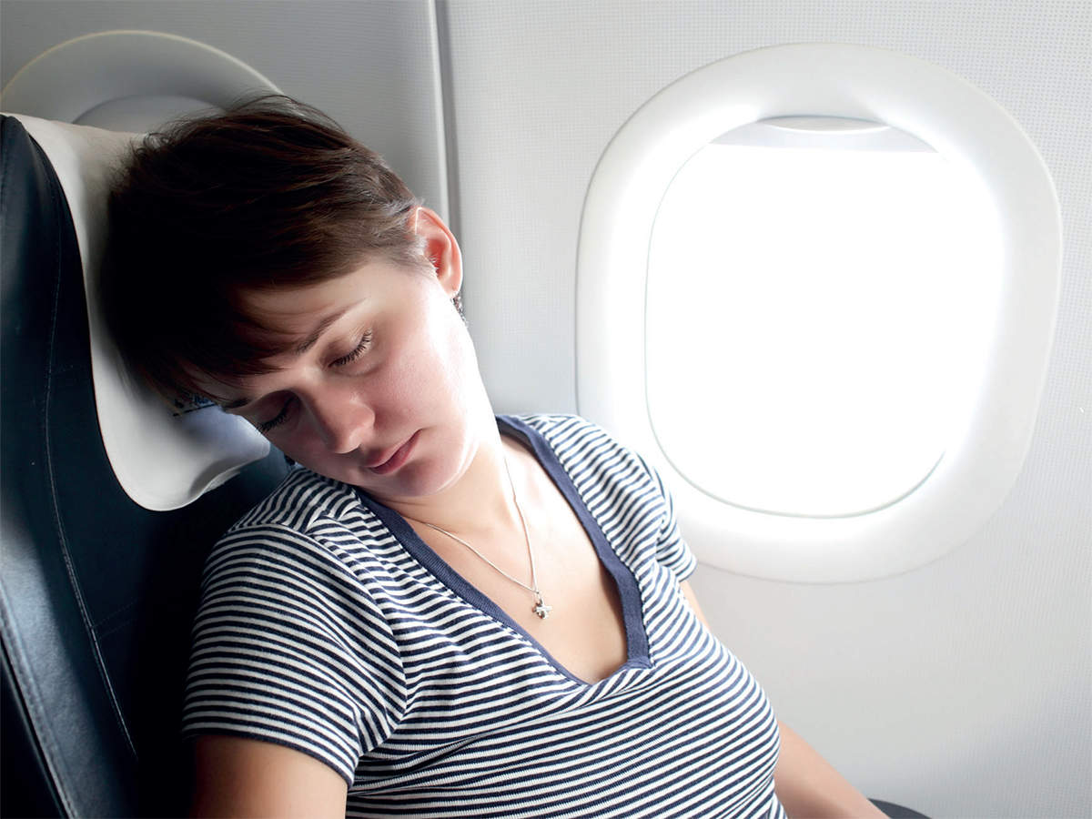 Спящая пассажирка в самолете