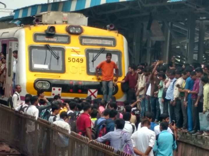 naigaon: Rail roko: Angry commuters halt train services at Naigaon station