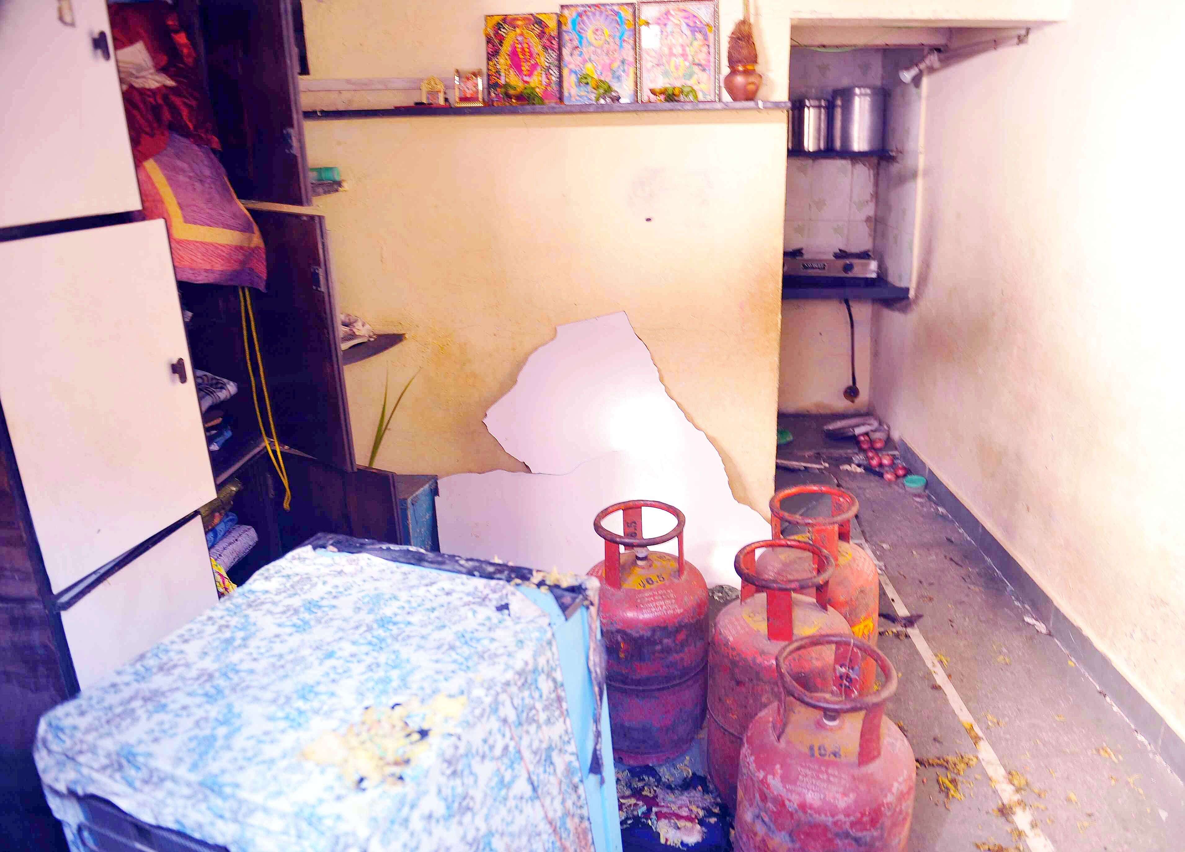 Fire breaks out after gas cylinder leakage, 6 hurt