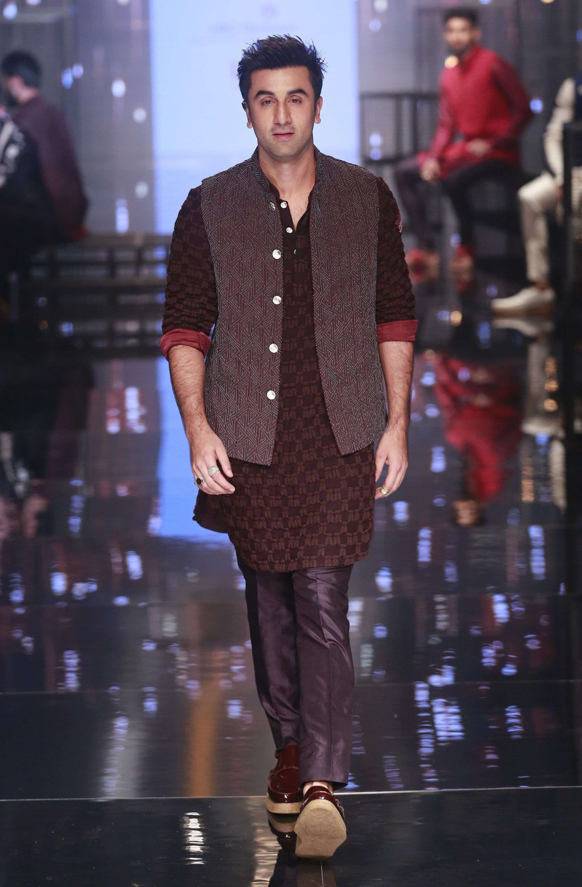 Punjabi Munda Ranbir Kapoor exudes royalty as he walks the runway in black  lungi-inspired skirt draped pant; wifey Alia Bhatt can't stop drooling -  IBTimes India