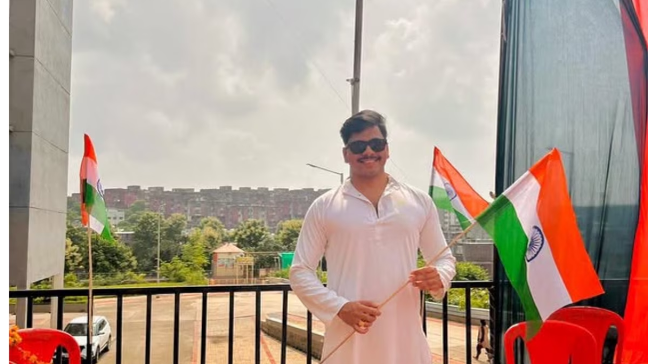 Tomar was subsequently selected as an Indian Railway Traffic Service (IRTS) officer.
