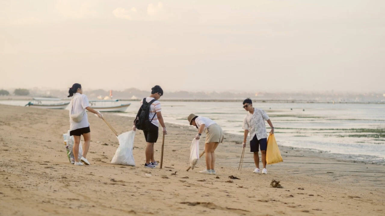 Children aged 7 to 12 helped tackle cigarette waste on an Ecuador beach; researchers recorded 6,821 fewer butts reaching the ocean over two years and a 53.2% decline in sand collections<br>
