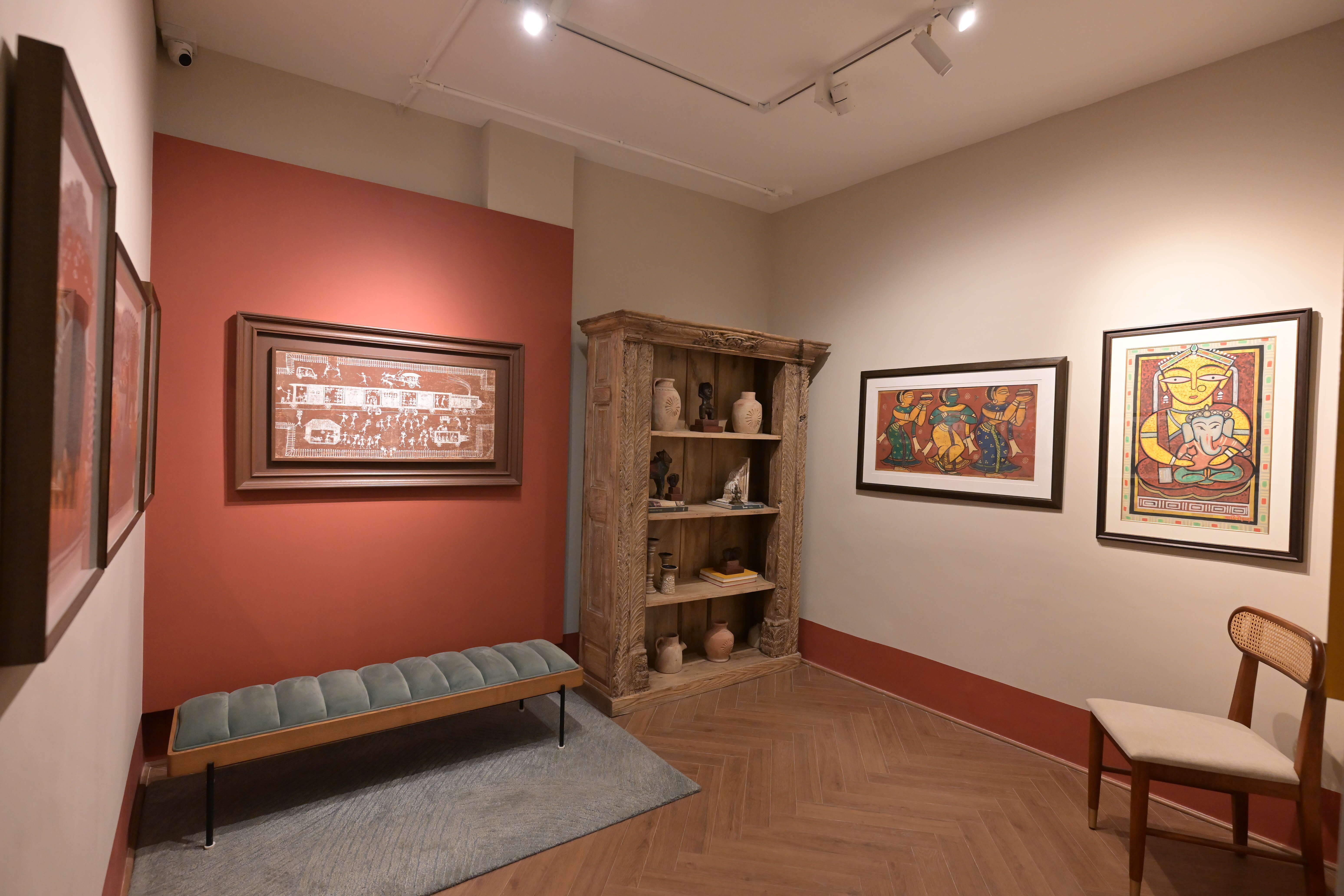 The viewer takes back more than an impression of individual works