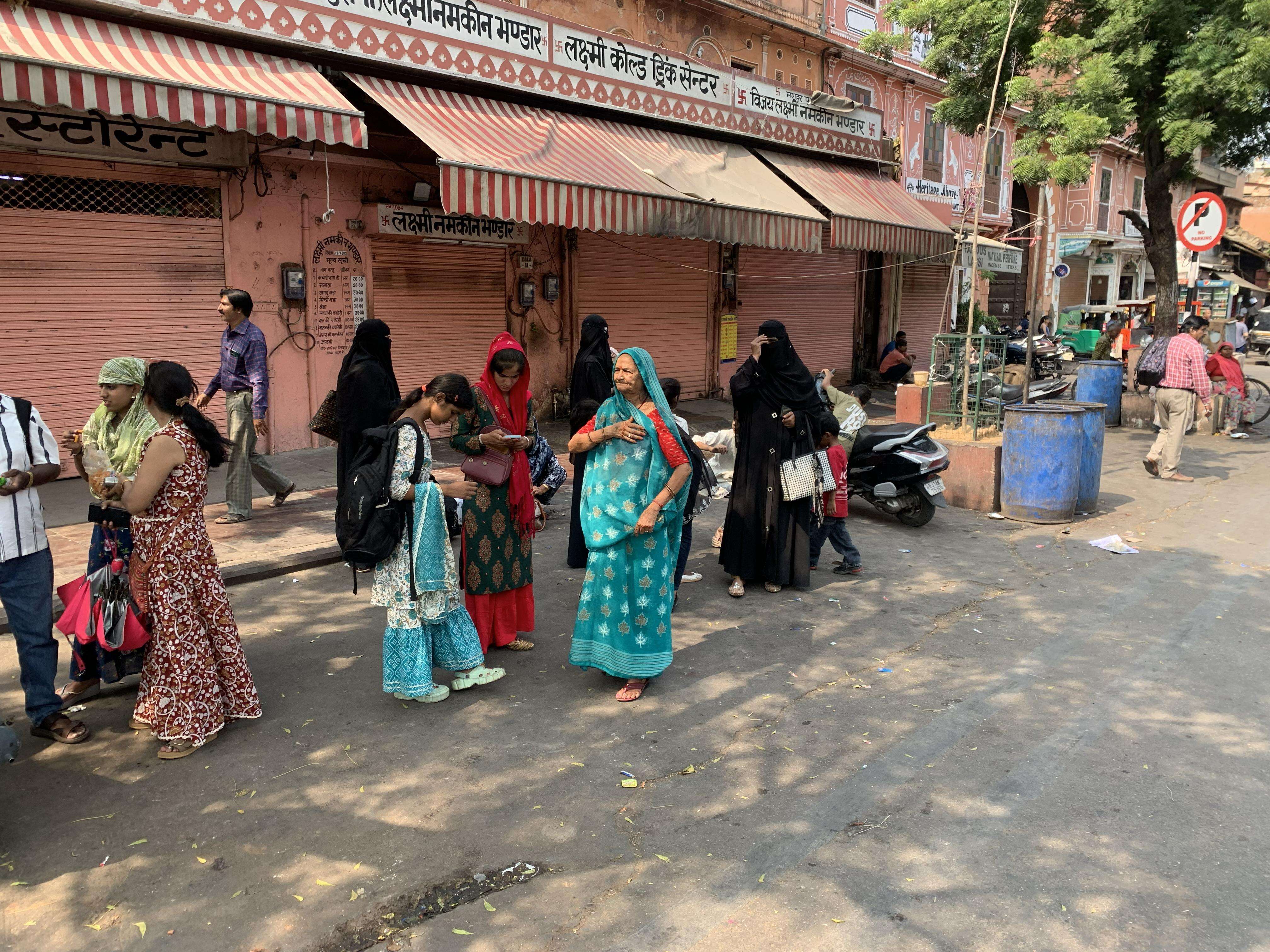Traders shut their shops against the new traffic management by Jaipur police at Hawa Mahal area (19).jpg