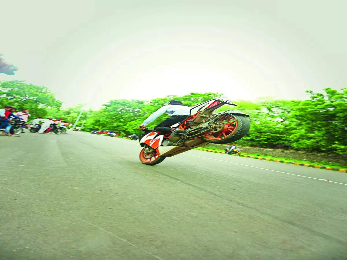 Traffic antics for social media may land you in jail - Vimarsana News