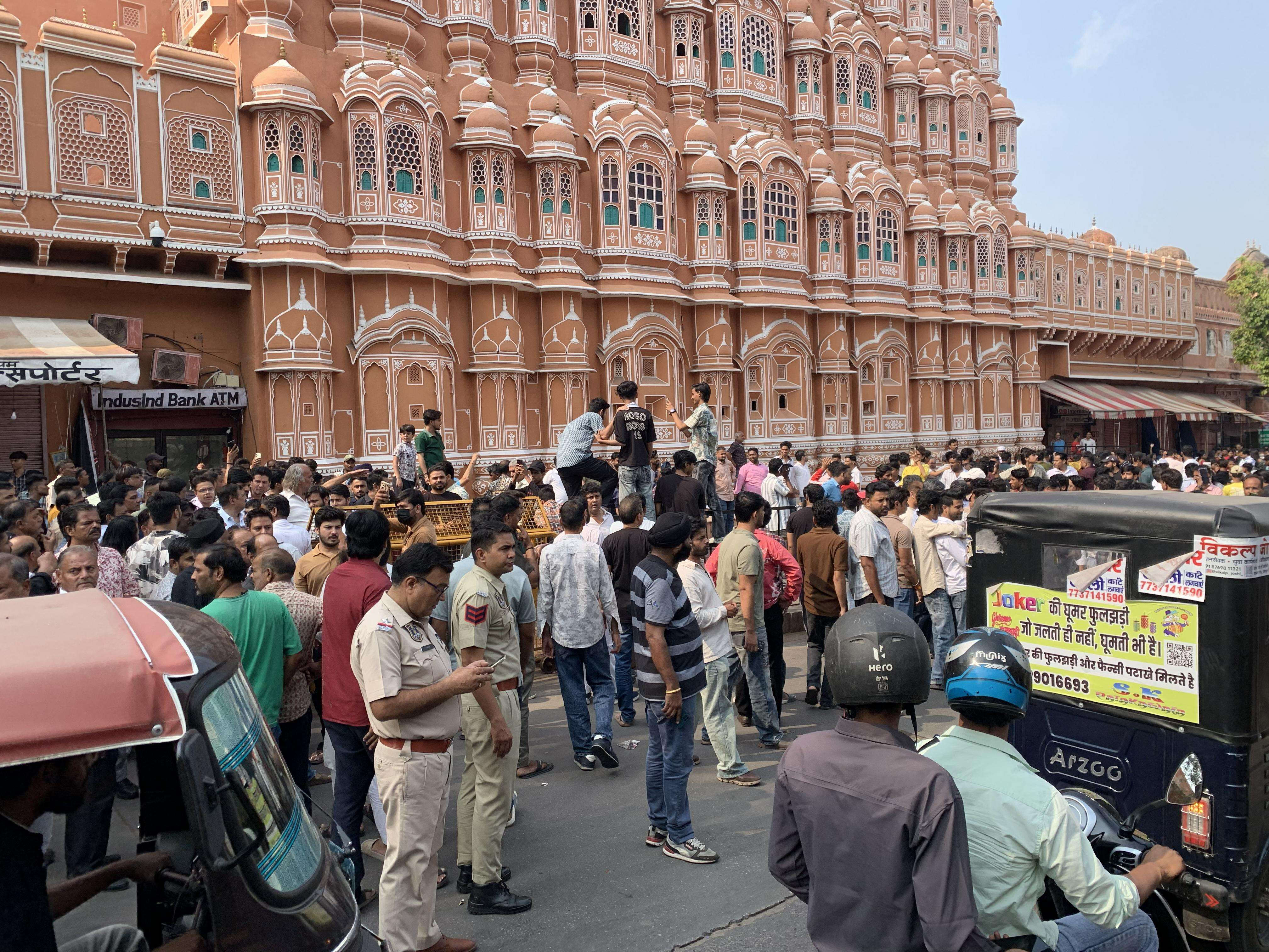 Traders shut their shops against the new traffic management by Jaipur police at Hawa Mahal area (2).jpg