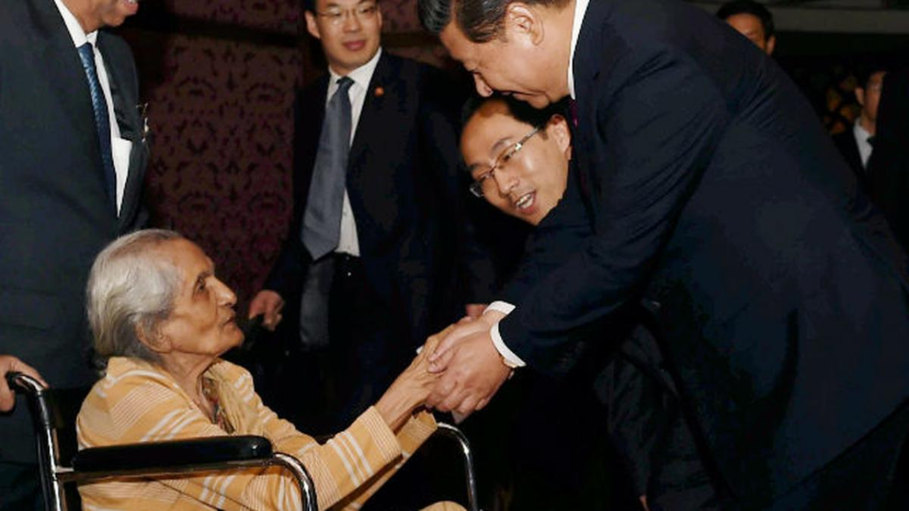 Xi Jinping's meet with Dr. Kotnis sister Manorama Kotnis in New Delhi (2014). (Photo courtesy: The Hindu)<br>