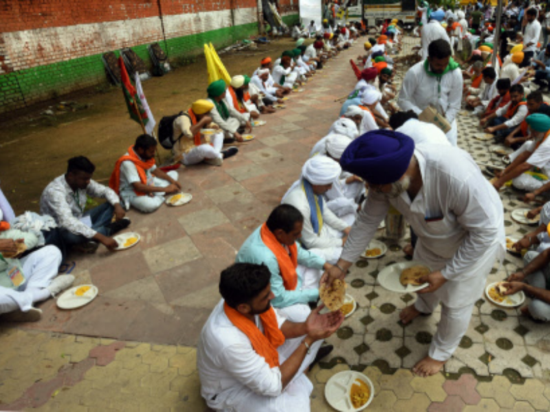 Farmers have lunch during a Langar (community food) during 'Kisan Sansad'.TOI Photo: Piyal Bhattacharjee