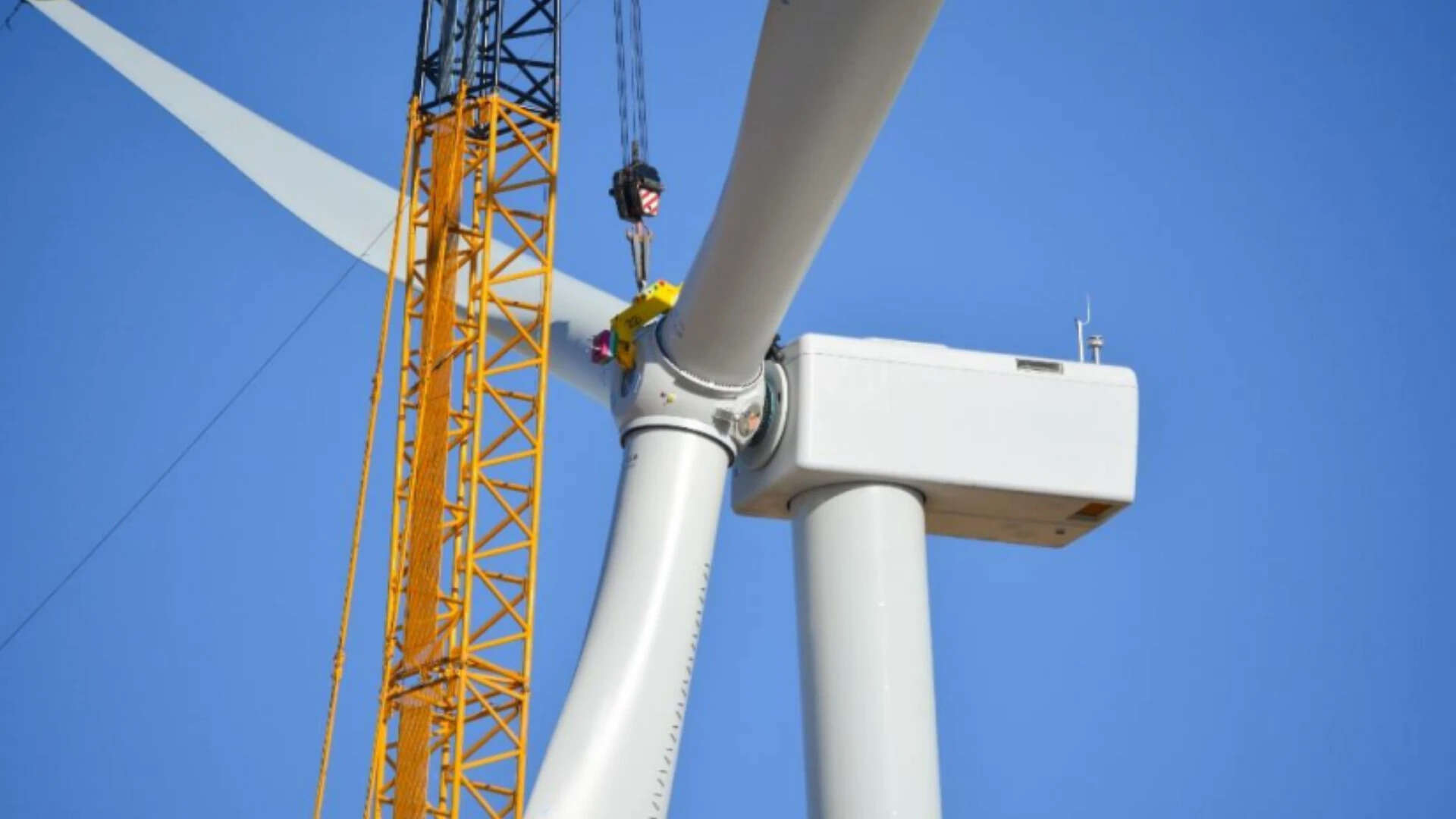 Rotor being installed on a wind turbine