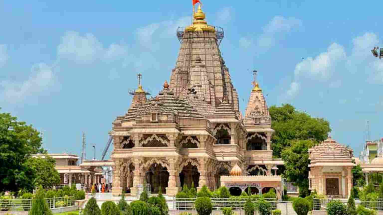 Devotee offered a silver pistol and bullet to Sanwariya Seth Mandir