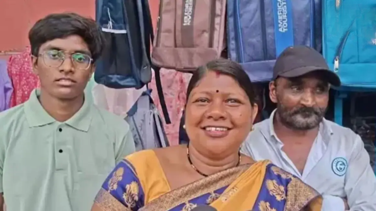 Om Chouksey with his parents. (Photo: News 18)<br>