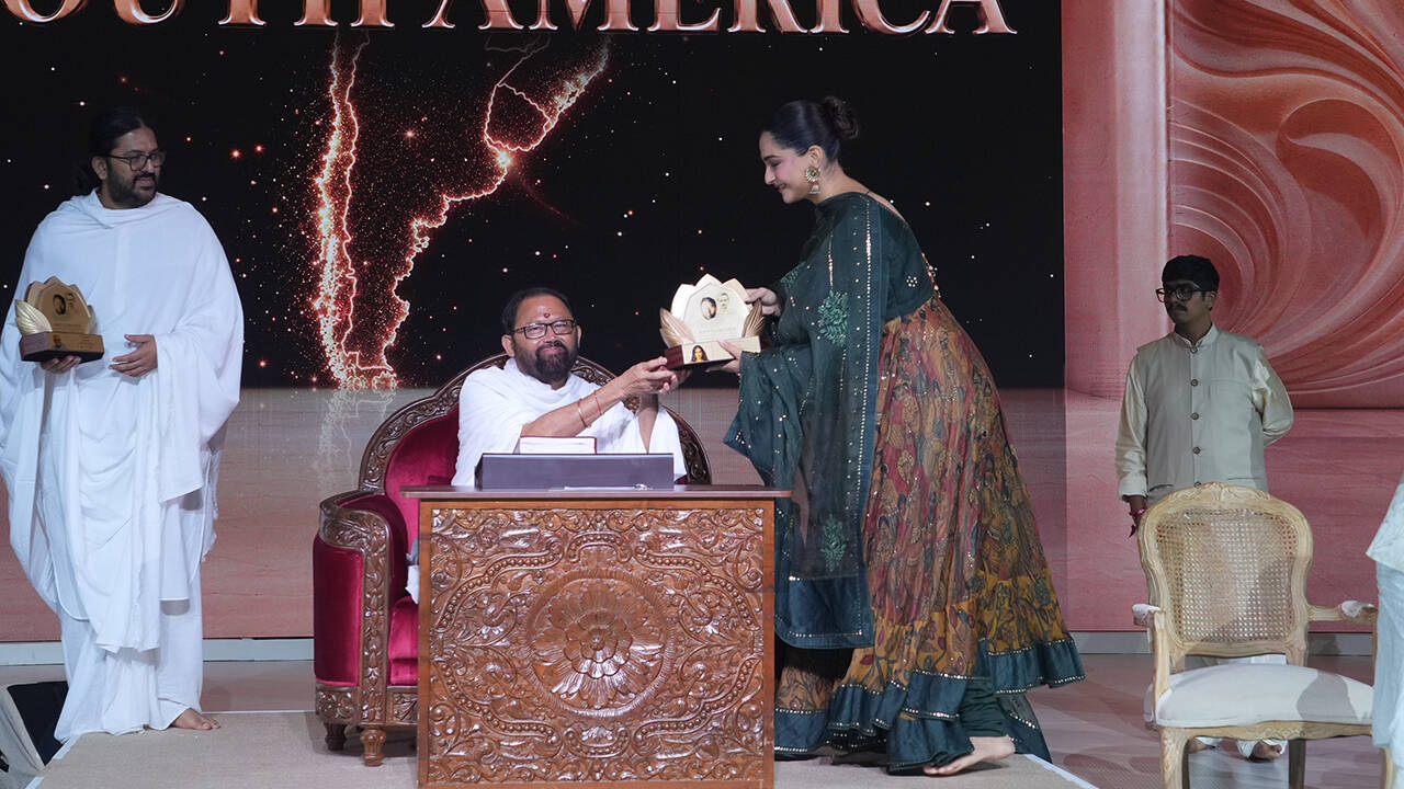 Ranbir Kapoor, Hema Malini, Sonam Kapoor join thousands to celebrate spiritual guru Rakeshji's 60th birthday